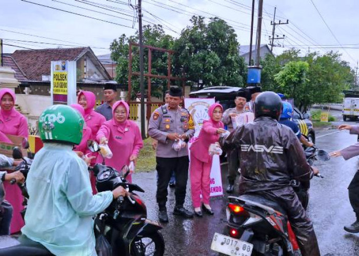 Polsek Balongbendo dan Bhayangkari Bagikan 400 Paket Takjil ke Pengguna Jalan