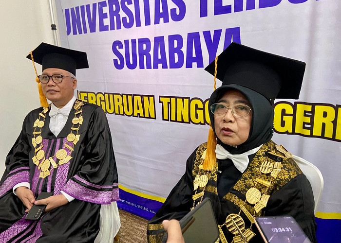 1.214 Mahasiswa UT Surabaya Diwisuda, Direktur Suparti Harap Lulusan Terus Ukir Prestasi