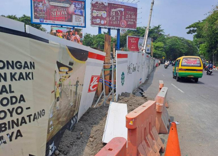 Tanah Ambles di Jalan Wonokromo Ditutupi Pasir, Akibat Kebocoran Pipa PDAM di Proyek Terowongan Pejalan Kaki