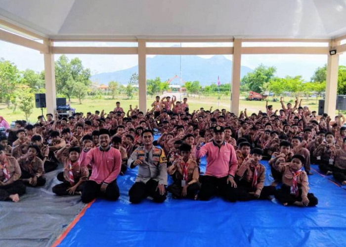Polisi Edukasi Kamtibmas di Perkemahan Pramuka