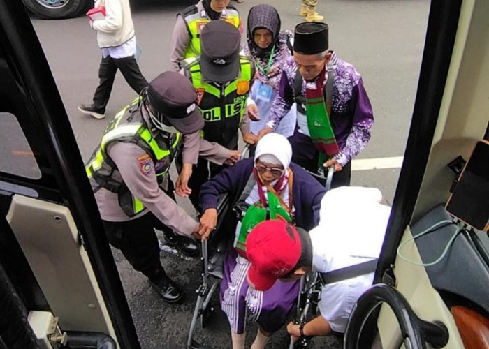 Sigap dan Tulus, Polwan Bojonegoro Dampingi CJH Lansia Menuju Bus