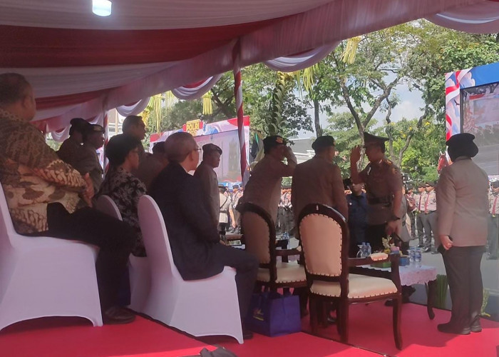 Kapolri Jenderal Listyo Sigit Prabowo memberikan hormat kepada veteran yang diundang dalam upacara peringatan Hari Juang Polri 2026. (Foto: Wendy Setiawan)
