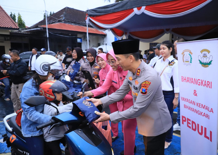 Polres Kediri Kota Bersama HDCI dan Bhayangkari Bagikan 1.000 Takjil dan 400 Paket Sembako