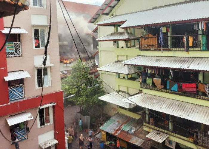 Rusun Sombo Surabaya Membara Dilalap Api, Penghuni Panik