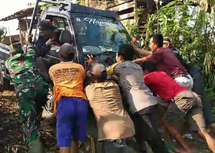 Polsek Gondang Bersama TNI Bantu Dorong Mobil Warga yang Terperosok