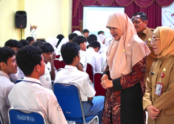 Ingatkan Pelajar SMA-SMK, Reni Astuti: Kesuksesan Berawal dari Bakti Orang Tua dan Hormat ke Guru