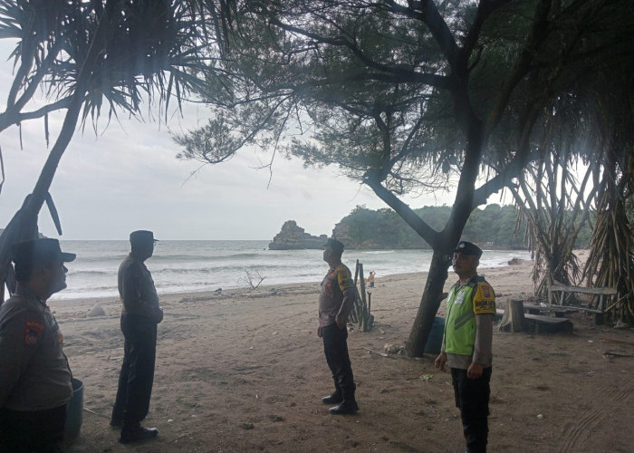 Patroli Pantai Serang, Polsek Panggungrejo Beri Rasa Aman Wisatawan