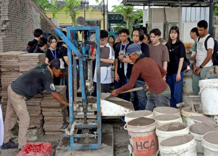 Mahasiswa Singapura Belajar soal Rumah Padat Karya di Surabaya