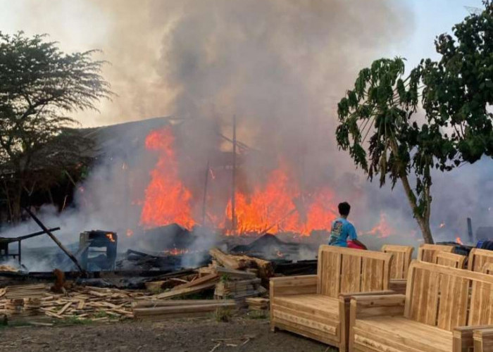 Gudang Mebel di Pasuruan Ludes Terbakar, Kerugian Puluhan Juta Rupiah