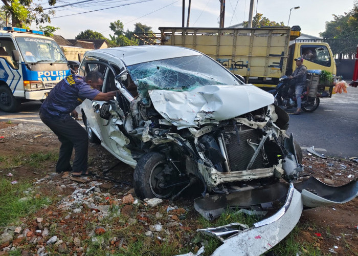 Avanza Tabrak  Truk Pakan Ternak di Bangsalsari, Lima Orang Terluka