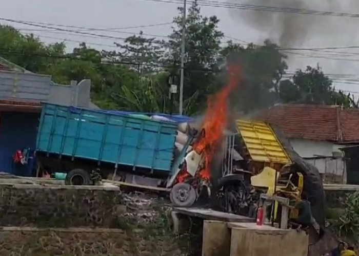 Dua Truk Melaju Kencang Adu Banteng di Kota Probolinggo