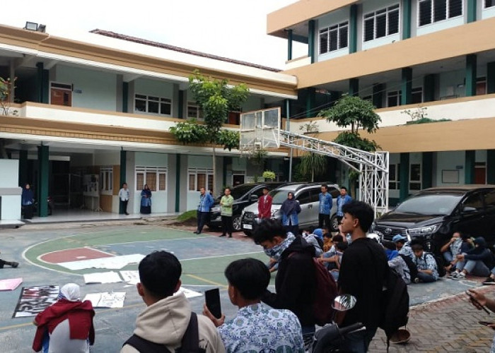 Guru dan Ratusan Siswa SMA Muhammadiyah 3 Jember Demo Tolak Kepala Sekolah Lama Dilantik Lagi
