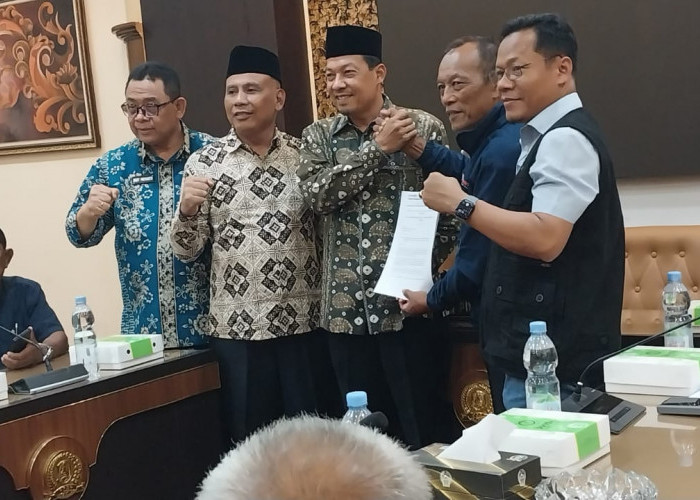Massa Koalisi Buruh Luruk DPRD Jatim, Sampaikan 11 Tuntutan
