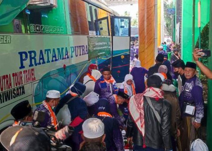 Jemaah Haji Kloter 33 Jember Tiba Selamat Usai Insiden Ancaman Bom