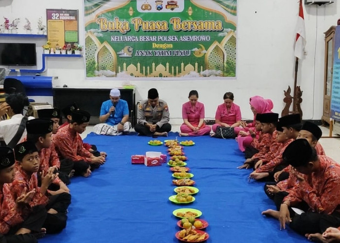 Wujud Kepedulian di Bulan Suci, Polsek Asemrowo Santuni Anak Yatim dan Bagikan Takjil di Pasar Tradisional