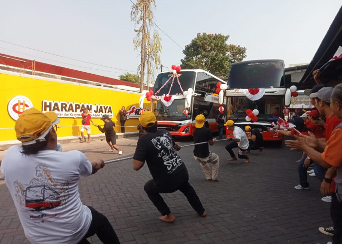 Lomba Tarik Bus Double Deker 12 Ton di Tulungagung Berhadiah Belasan Juta Rupiah
