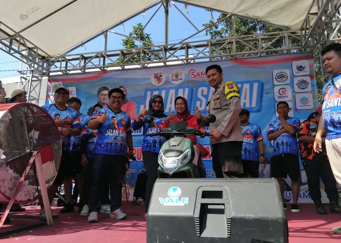 Ribuan Peserta Ramaikan Jalan Santai Agus Setiawan dan Ratih Damayanti di Lumajang