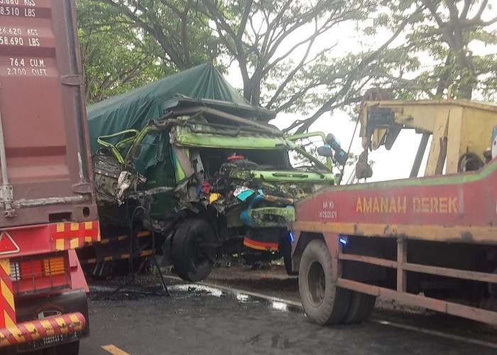 Truk Adu Banteng di Cerme Gresik Picu Kemacetan Panjang