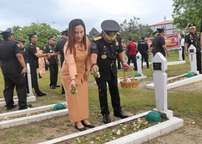 Kenang Jasa Pahlawan, Pegawai Imigrasi Batam Tabur Bunga dan Ziarah Peringati Hari Pengayoman Ke-79