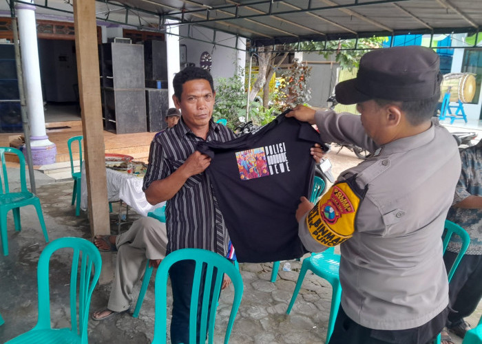 Patroli di Alas Simpenan, Polsek Puncu Sampaikan Imbauan Kamtibmas dan Bagikan Kaos 110