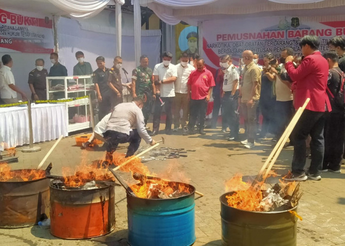 Hasil Kejahatan Dilalap Api, Narkotika Mendominasi Pemusnahan Barang Bukti Kejari Kota Malang