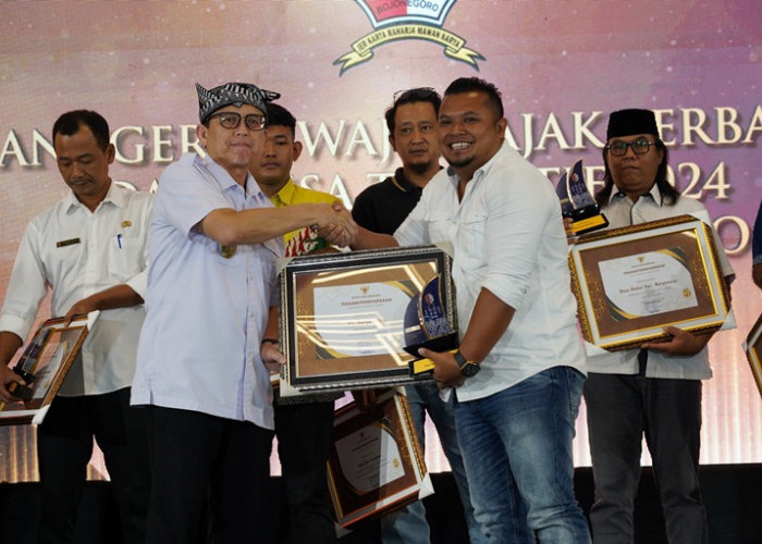 Bapenda Berikan Anugerah bagi Wajib Pajak Terbaik dan Desa Teraktif 2024 Kabupaten Bojonegoro