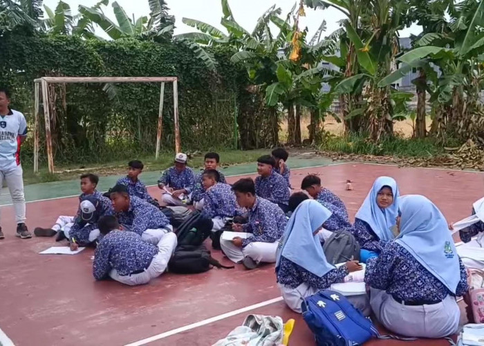 Plafon SMPN 60 Surabaya Ambruk Akibat Cuaca Ekstrem, Siswa Terpaksa Belajar di Musala dan Halaman