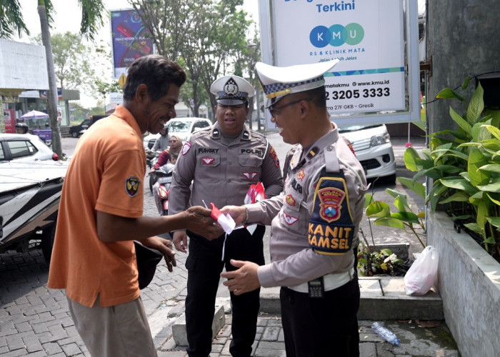 Polantas Menyapa, Satlantas Polres Gresik Tebarkan Semangat Kemerdekaan di Jalanan Kota
