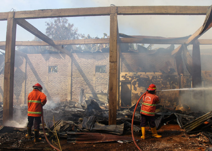 Gudang Mebel Antik di Kraton Pasuruan Ludes Terbakar