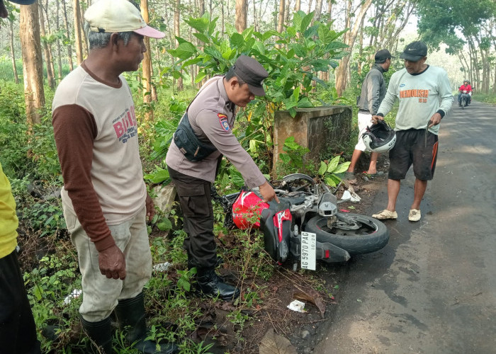Adu Banteng Pikap Grandmax vs Motor di Sutojayan Blitar, Pengendara CB150 Luka Berat