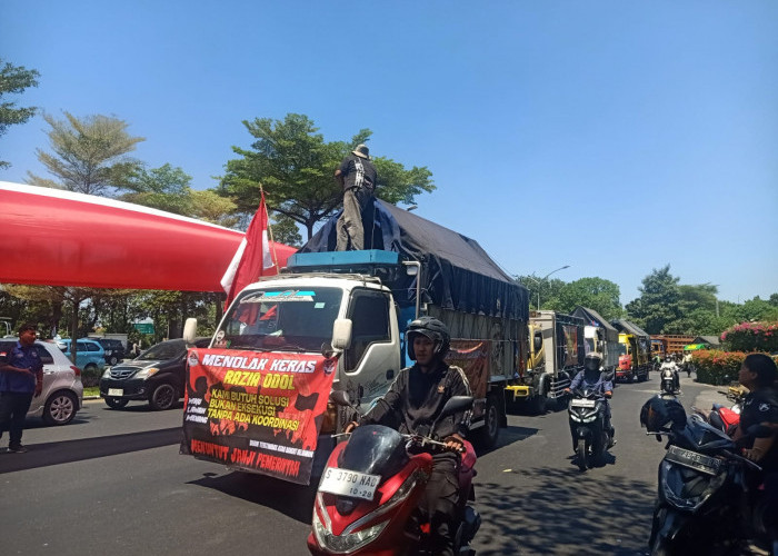 Aksi Demo Puluhan Sopir Truk di Jalan Ahmad Yani, Surabaya