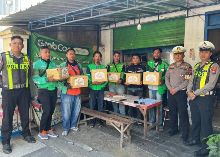 Satlantas Polres Bojonegoro Pererat Sinergitas dengan Komunitas Ojol Lewat Bakti Sosial