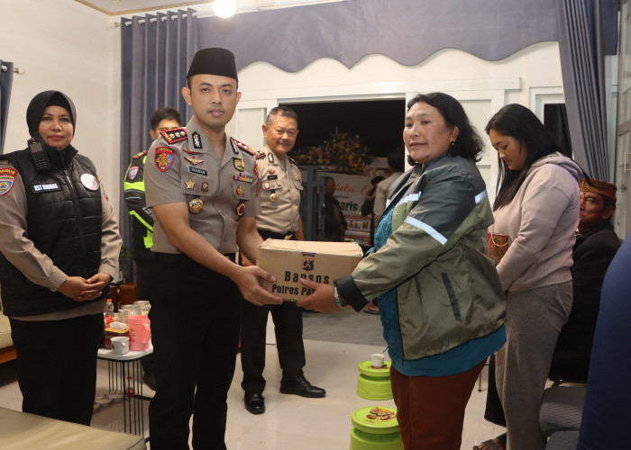 Kapolres Pasuruan Sampaikan Bela Sungkawa, Sambangi Keluarga Korban Karhutla TNBTS 