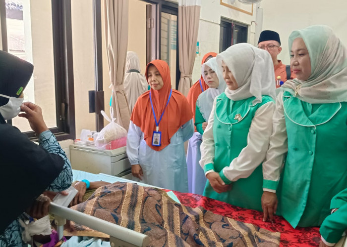 Lestarikan Tradisi Ihrom, Fatayat NU Situbondo Santuni Pasien Rawat Inap RSAR