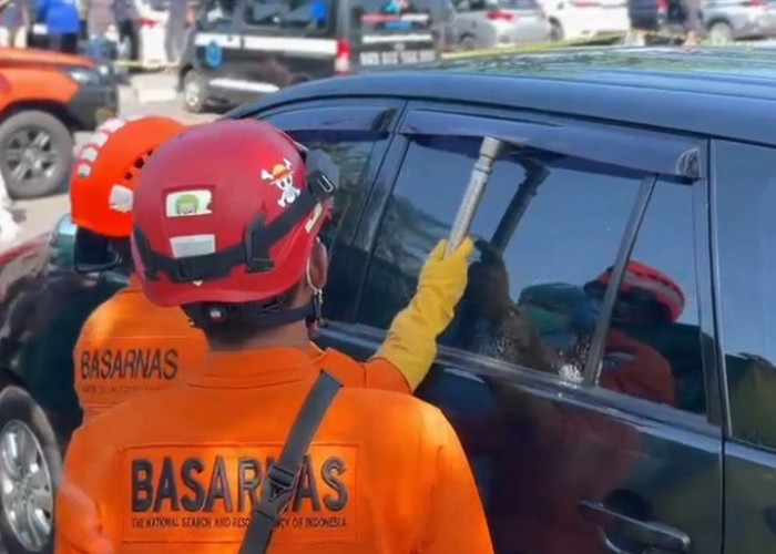 Tim SAR Evakuasi Jasad ASN Perempuan Dalam Mobil di Parkiran Bandara Juanda 