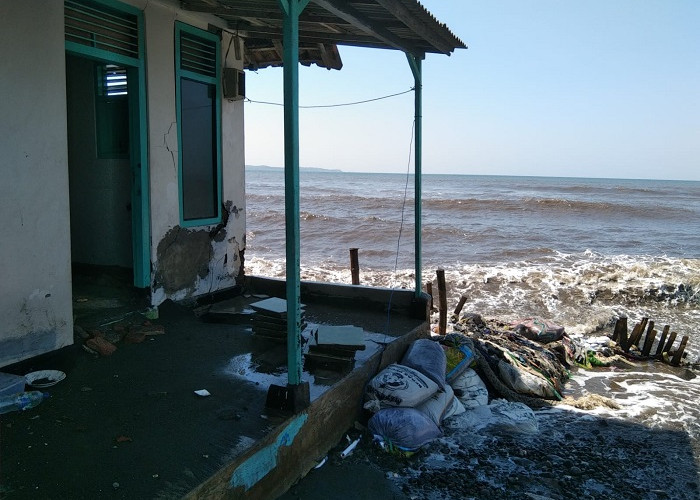 Banjir Rob Disertai Angin Kencang Jebol Dua Rumah Warga di Pesisir Situbondo