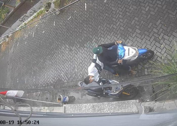 Dua Pelaku Curanmor Terekam CCTV Beraksi di Simo Margorejo