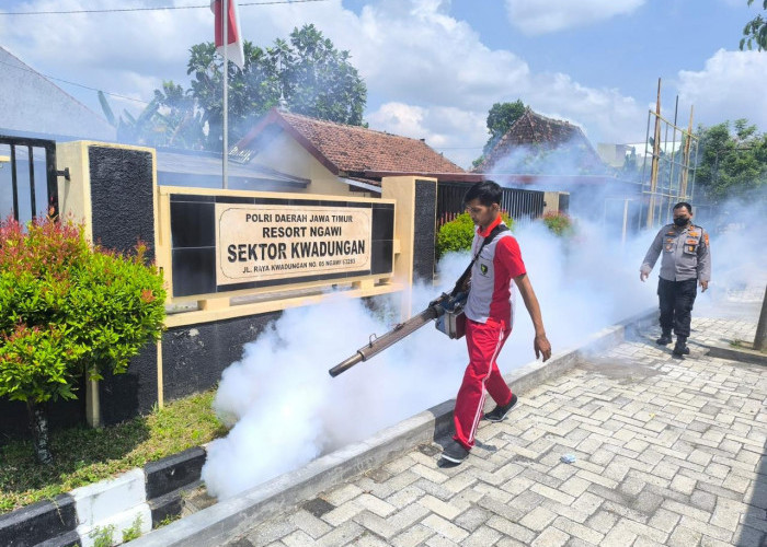 Cuaca Tak Menentu, Polres Ngawi Lakukan Fogging Cegah Demam Berdarah 