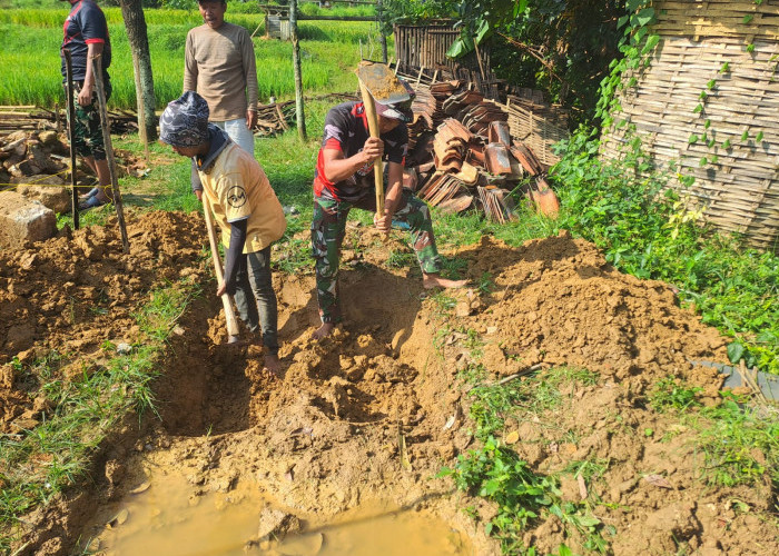 Semangat Satgas TMMD Ke-127 Kodim 0827/Sumenep Laksanakan Penggalian Lubang MCK di Desa Mandala