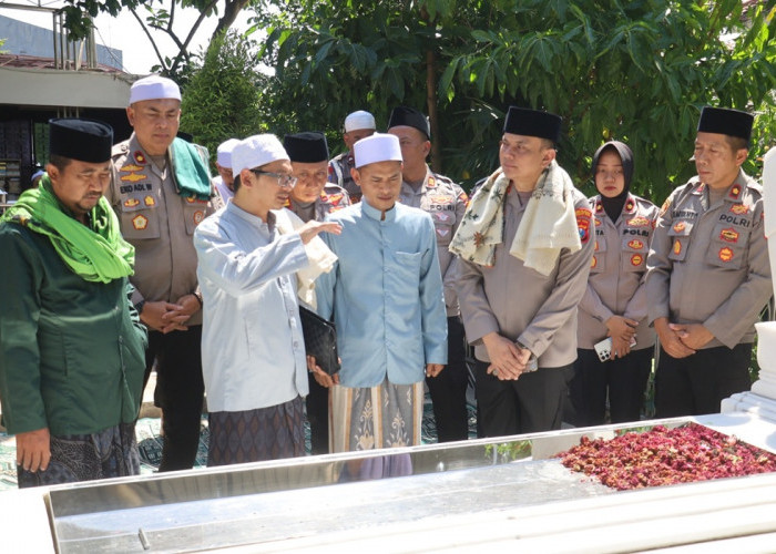 Kapolres Pelabuhan Tanjung Perak AKBP Irwan Ziarah Makam Wali dan Silaturahmi dengan Tokoh Agama