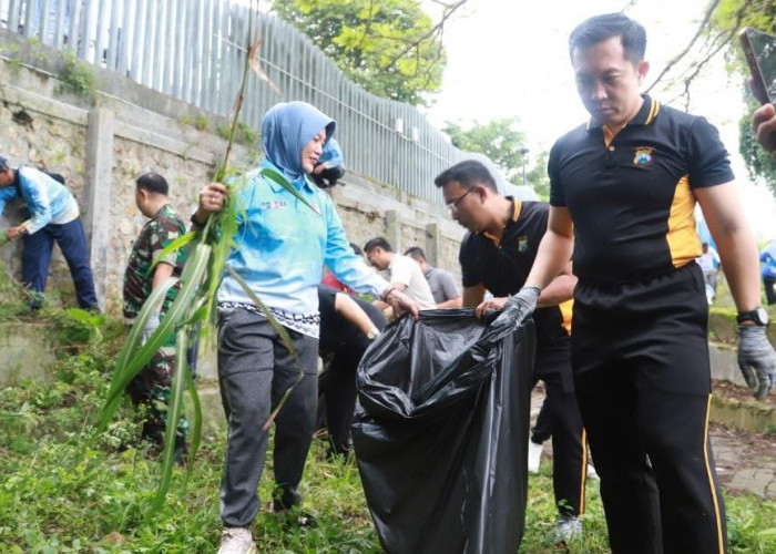 Kapolres Bojonegoro Bareng Forkopimda Bersih-bersih Taman Pinggir Bengawan Solo