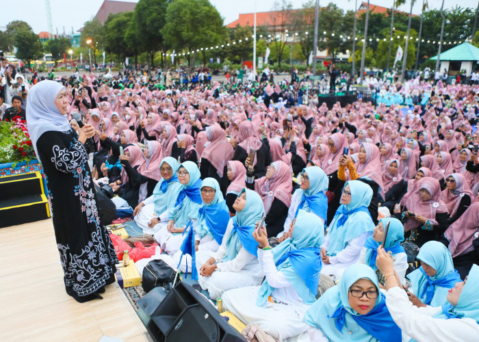 Ribuan Warga Berbuka dengan Kurma Raja Salman di Masjid Al-Akbar Surabaya, Pecahkan Tiga Rekor MURI