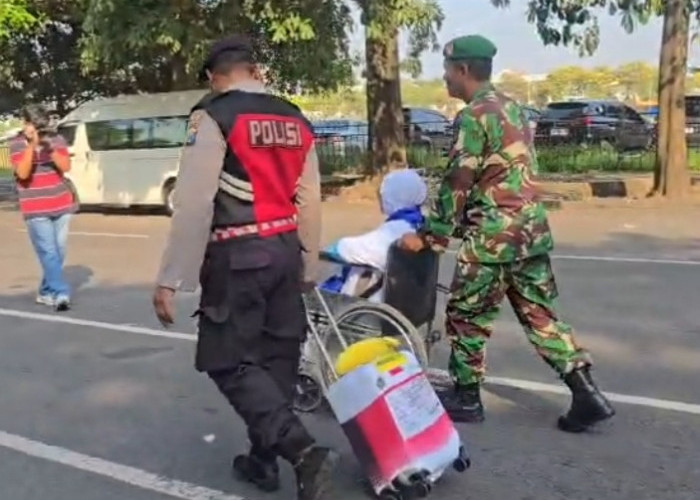Polres Kediri Kawal Ribuan Jemaah Haji Menuju Asrama Haji Sukolilo