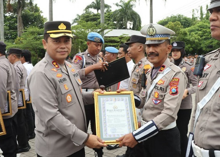 31 Personel Polres Nganjuk Berprestasi Terima Penghargaan Ungkap Kasus Pembunuhan dan Perampasan Motor