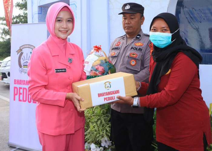 Beri Semangat Anggota, Kapolres Didampingi Ketua Bhayangkari Cabang Ngawi Kunjungi Pos Operasi Ketupat Semeru 