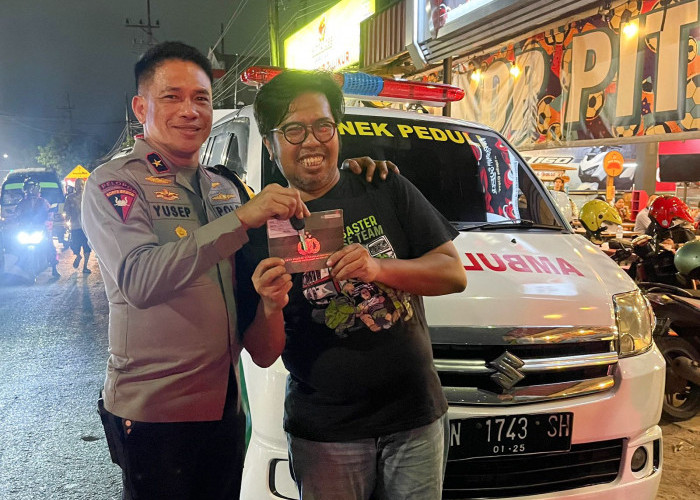 Apresiasi Bonek di Bidang Sosial, Wakapolda Jatim Serahkan 1 Unit Mobil Ambulans 
