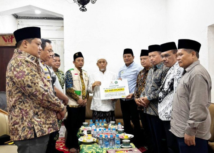 Bupati Sidoarjo Serahkan Donasi ASN ke Ponpes Al-Khoziny Buduran