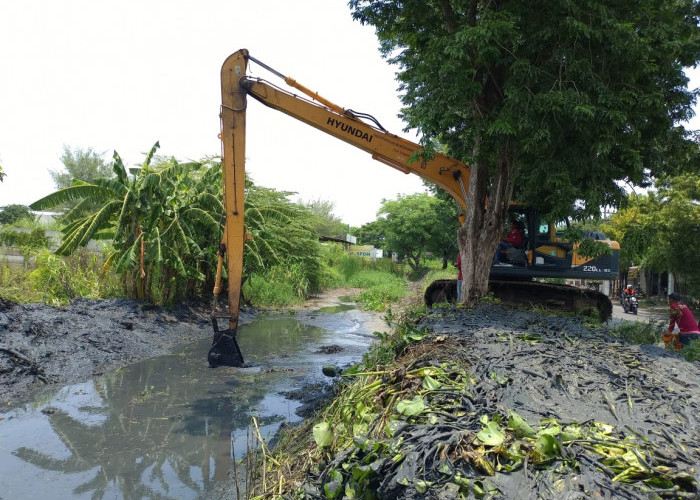 Atasi Banjir, DSDABM Normalisasi Sungai Dangkal