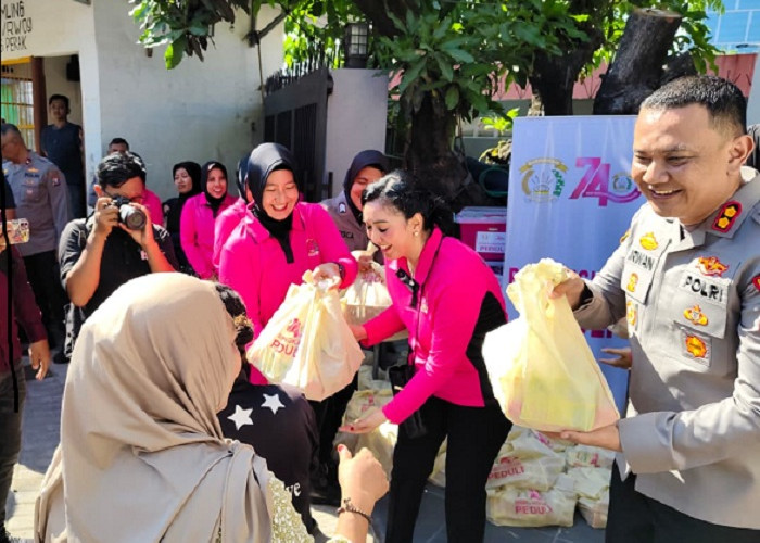  Peringati HKGB Ke-74, Bhayangkari Tanjung Perak Salurkan 200 Paket Bansos