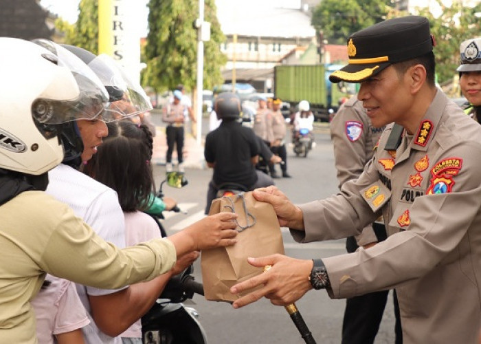 Kapolresta Banyuwangi Pimpin Aksi Ngrandu Buko Berbagi Takjil di Jalan Raya